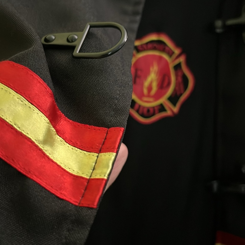 Worn only once, MEN’s Sexy 👨‍🚒 Fireman’s outfit size LARGE - Picture 5 of 10